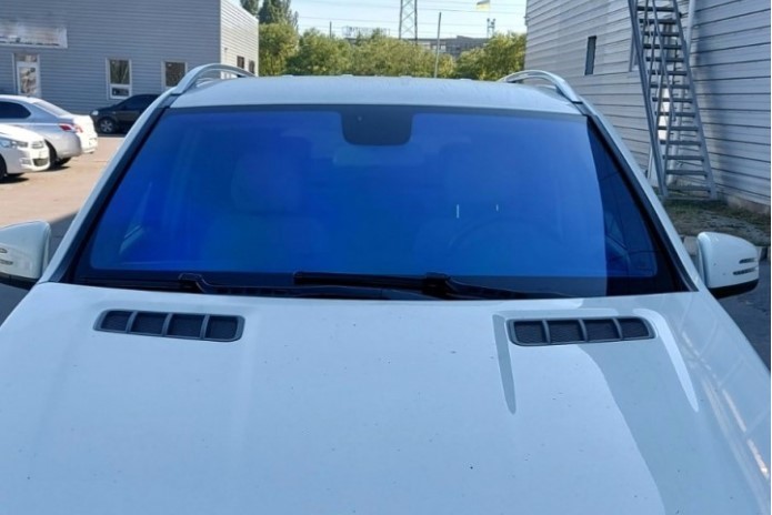 «Райдуга» на склі: чи варто клеїти атермальну плівку