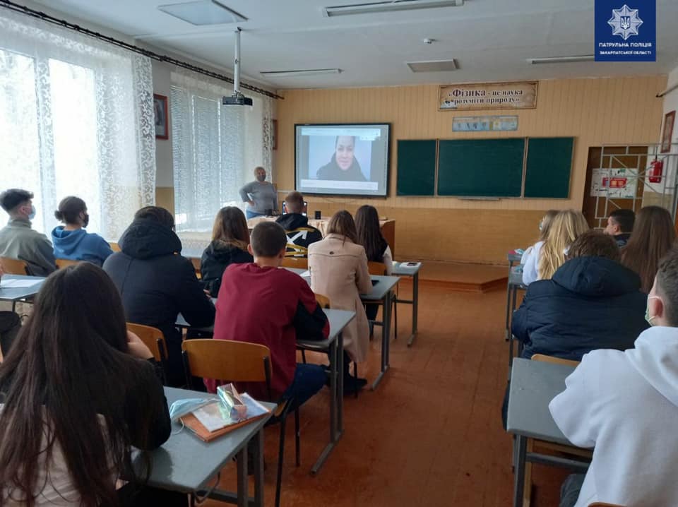 Відділ зв'язку з громадськістю надалі проводить дистанційні заняття з учнями на Закарпатті