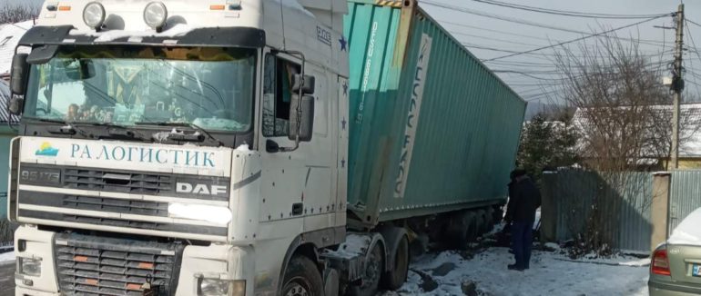 Фура у кюветі: у Сваляві рятувальники двічі відбуксировували вантажівку