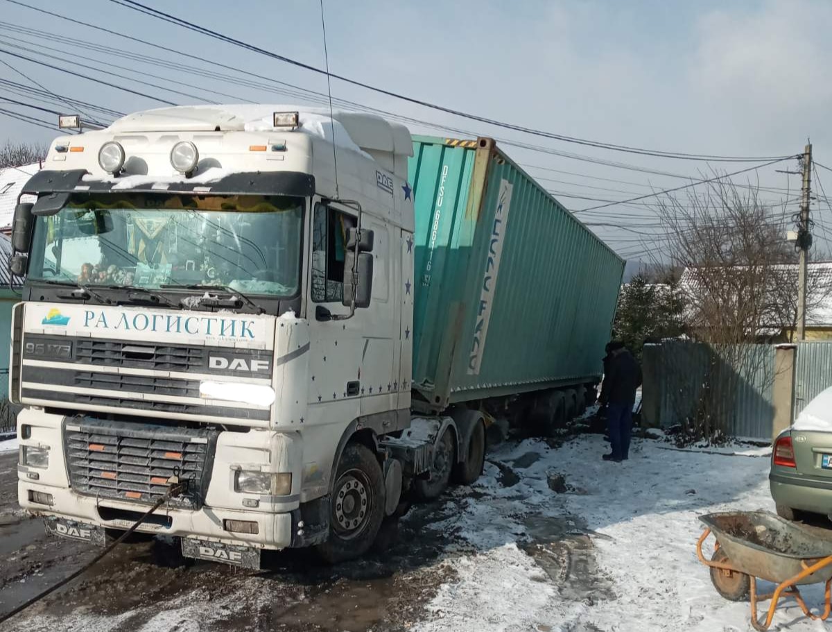 Фура у кюветі: у Сваляві рятувальники двічі відбуксировували вантажівку