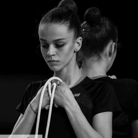 Ужгородська чемпіонка з художньої гімнастики Валерія Юзьвяк бореться з онкологією: дівчина потребує допомоги