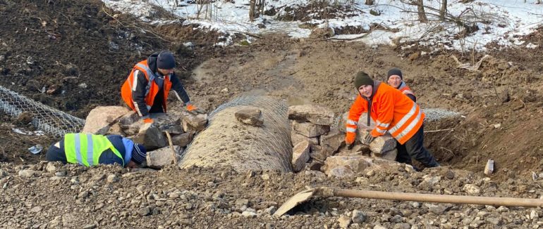 На аварійній ділянці по дорозі до села Ворочево завершують роботу по заміні труби