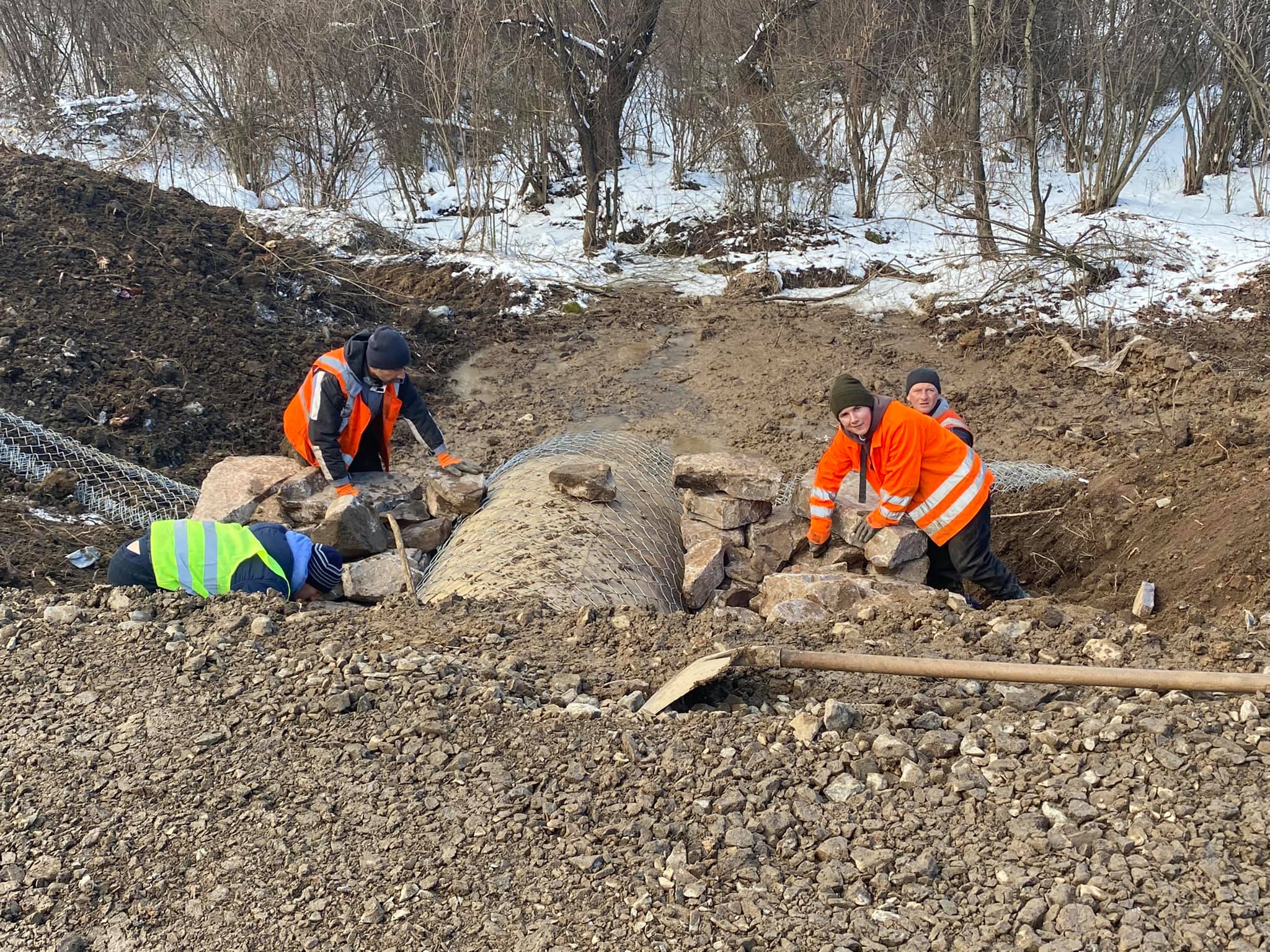 На аварійній ділянці по дорозі до села Ворочево завершують роботу по заміні труби