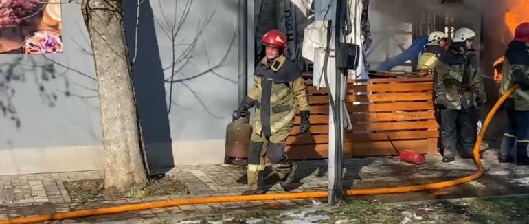 Пожежа в Ужгороді: в приміщенні кафе знаходяться три газові балони