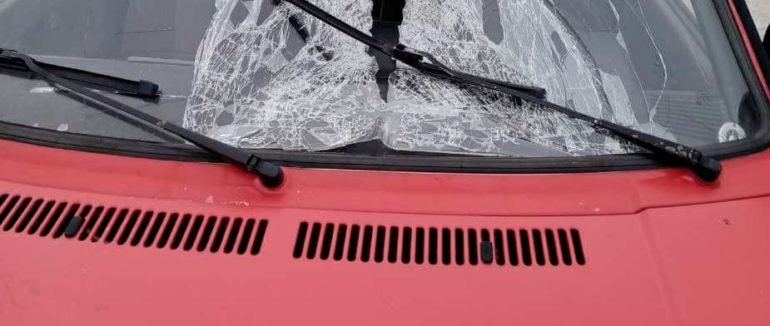 Розтрощене лобове скло та постраждала дитина: у Виноградові льодова брила впала на автівку