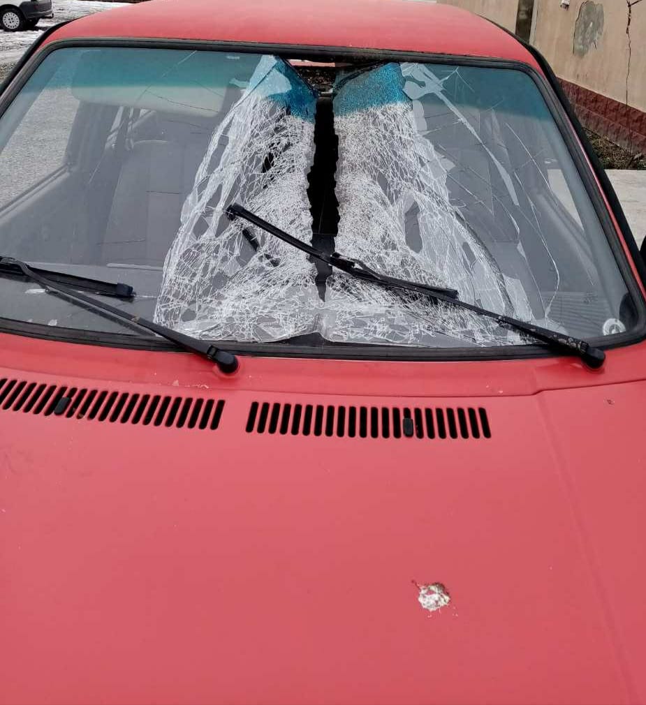 Розтрощене лобове скло та постраждала дитина: у Виноградові льодова брила впала на автівку