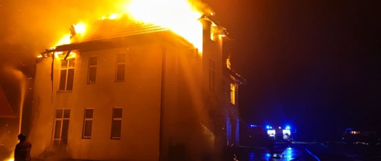 На Берегівщині горіла двоповерхова будівля: пожежу було ліквідовано