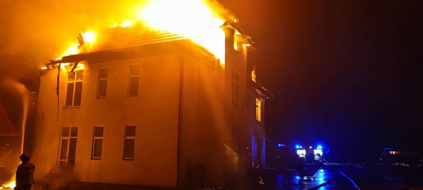 На Берегівщині горіла двоповерхова будівля: пожежу було ліквідовано
