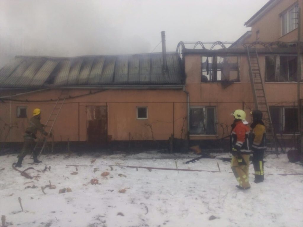 Ледь не згоріли: у Чопі вчасно загасили прибудову будинку