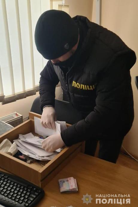 600 євро хабаря: на Закарпатті затримали керівника сервісного пункту філії «Укрінтеравтосервіс – Закарпаття»