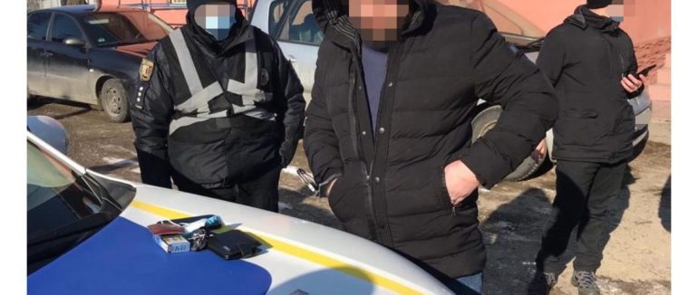 Сімейні мелодрами: житель Хуста вимагав велику суму грошей від коханця дружини і погрожував вбивством