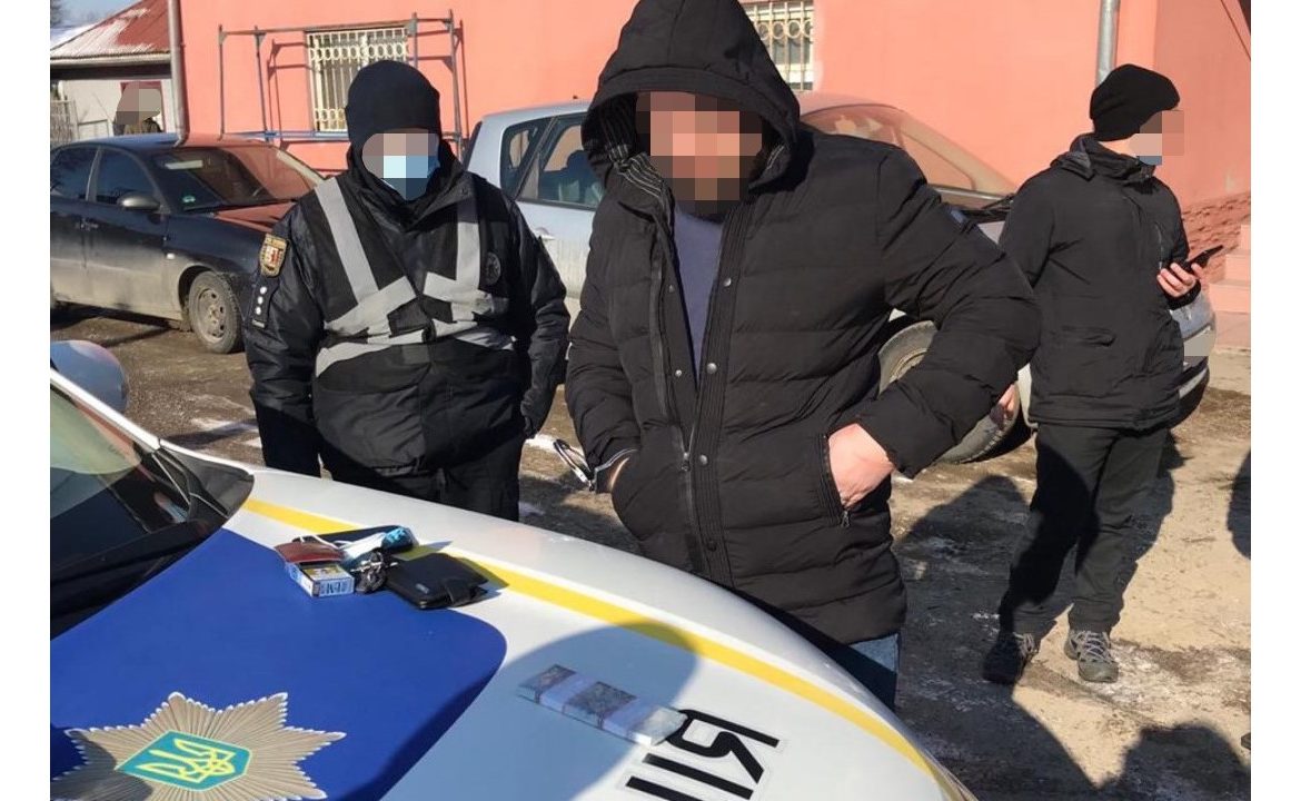 Сімейні мелодрами: житель Хуста вимагав велику суму грошей від коханця дружини і погрожував вбивством