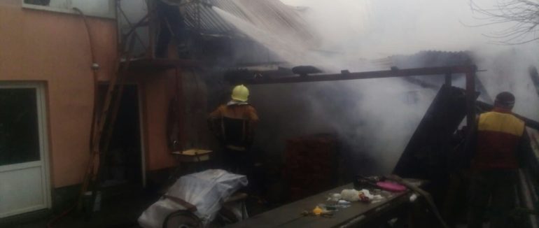 Ледь не згоріли: у Чопі вчасно загасили прибудову будинку