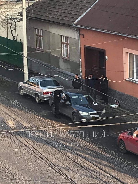 Інцидент у Мукачеві: в центрі міста пограбували авто