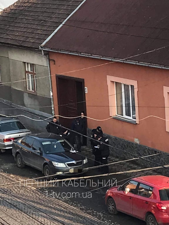 Інцидент у Мукачеві: в центрі міста невідомі проникли в чужий автомобіль