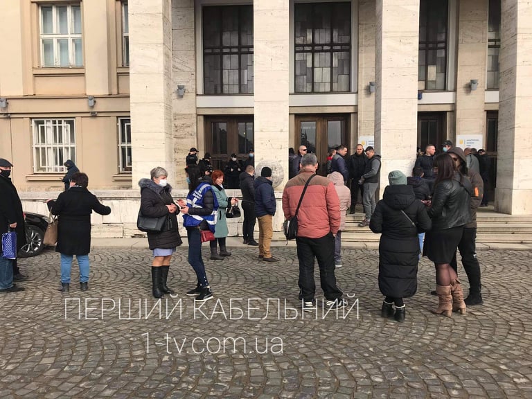 Закарпатці вкотре вийшли під стіни ОДА: знову проти підвищення тарифів