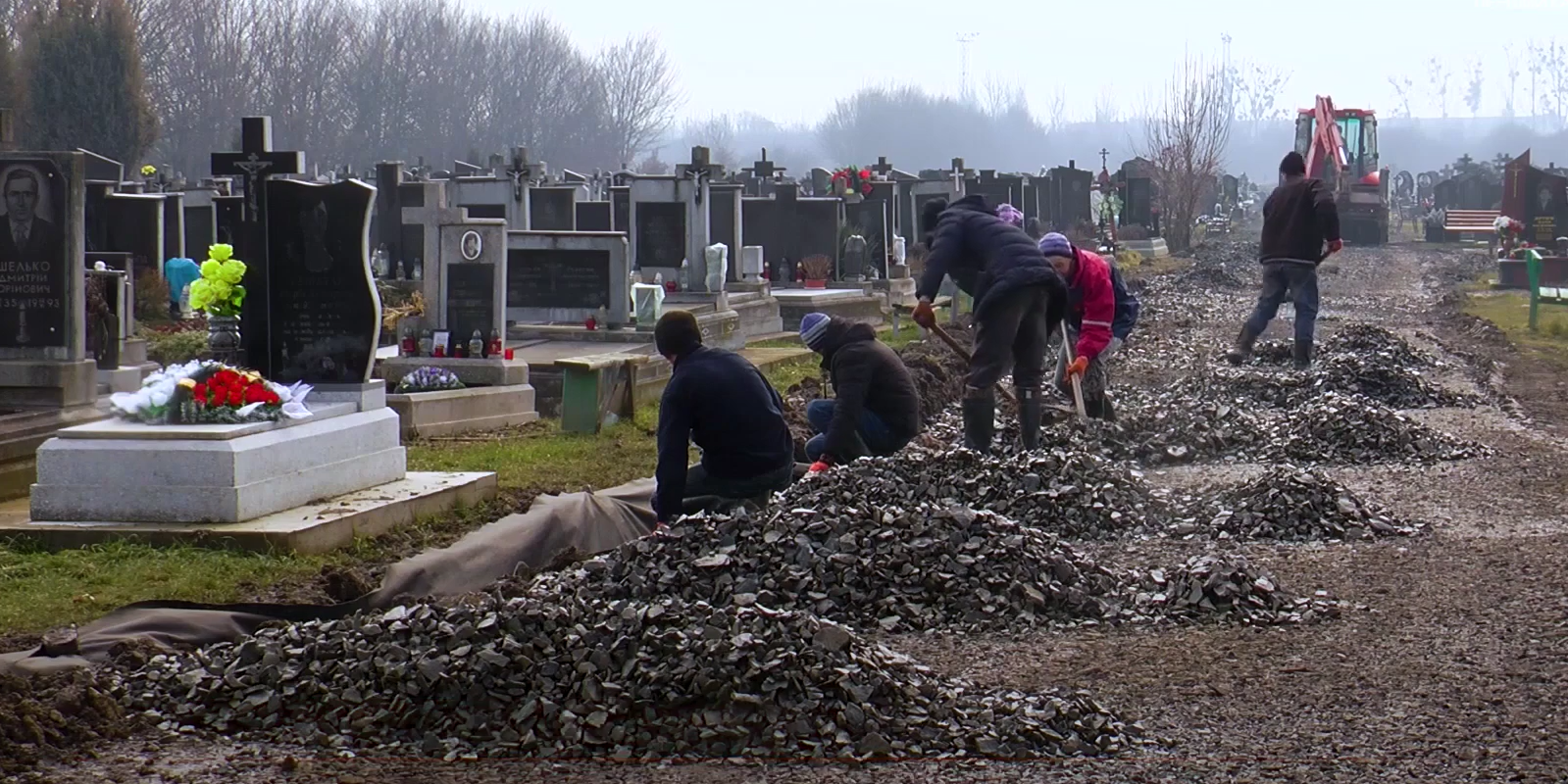 Усунення наслідків підтоплення: комунальники Мукачева встановлюють дренажну систему на кладовищі