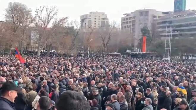 Протестувальники у Єревані перекривають барикадами центр міста