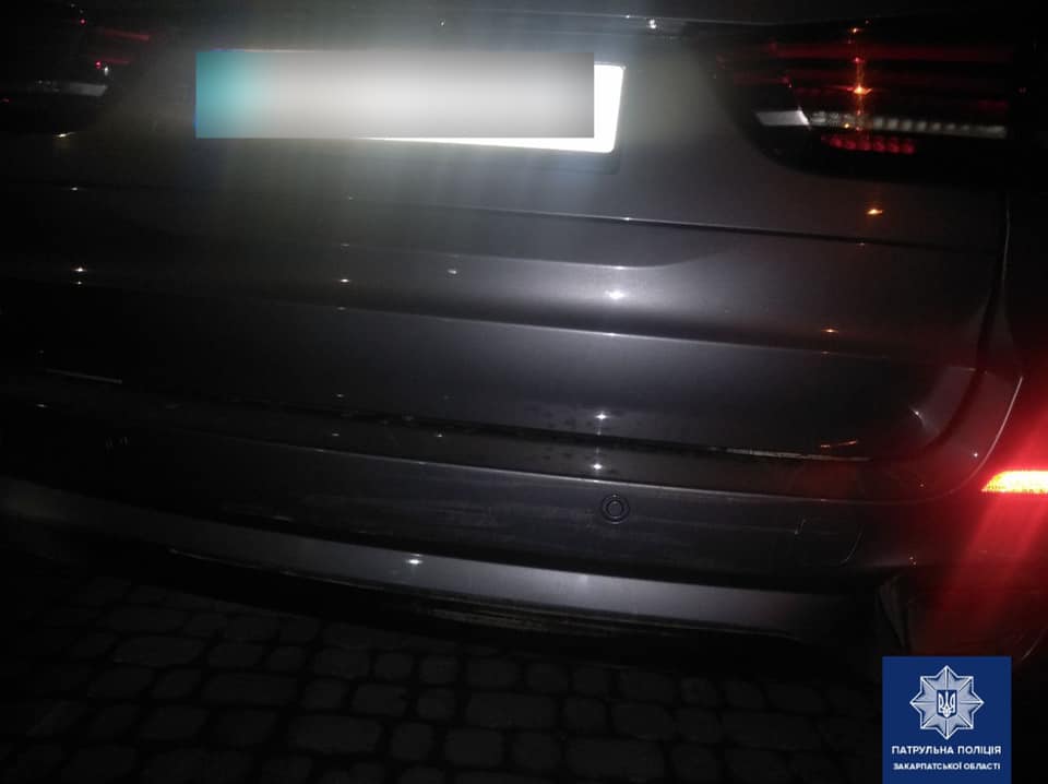 В Ужгороді п'яний водій врізався в припарковане BMW