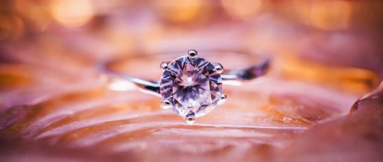 Одна каблучка на двох: у США чоловік вкрав обручку у своєї дівчини і подарував іншій