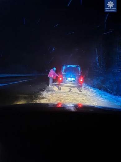 Нічний порятунок: на Закарпатті патрульні допомогли людям з автівкою на узбіччі