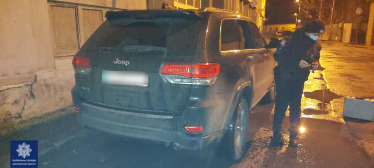 Як в кіно: Закарпатець розпивав вкрадений алкоголь у викраденому авто