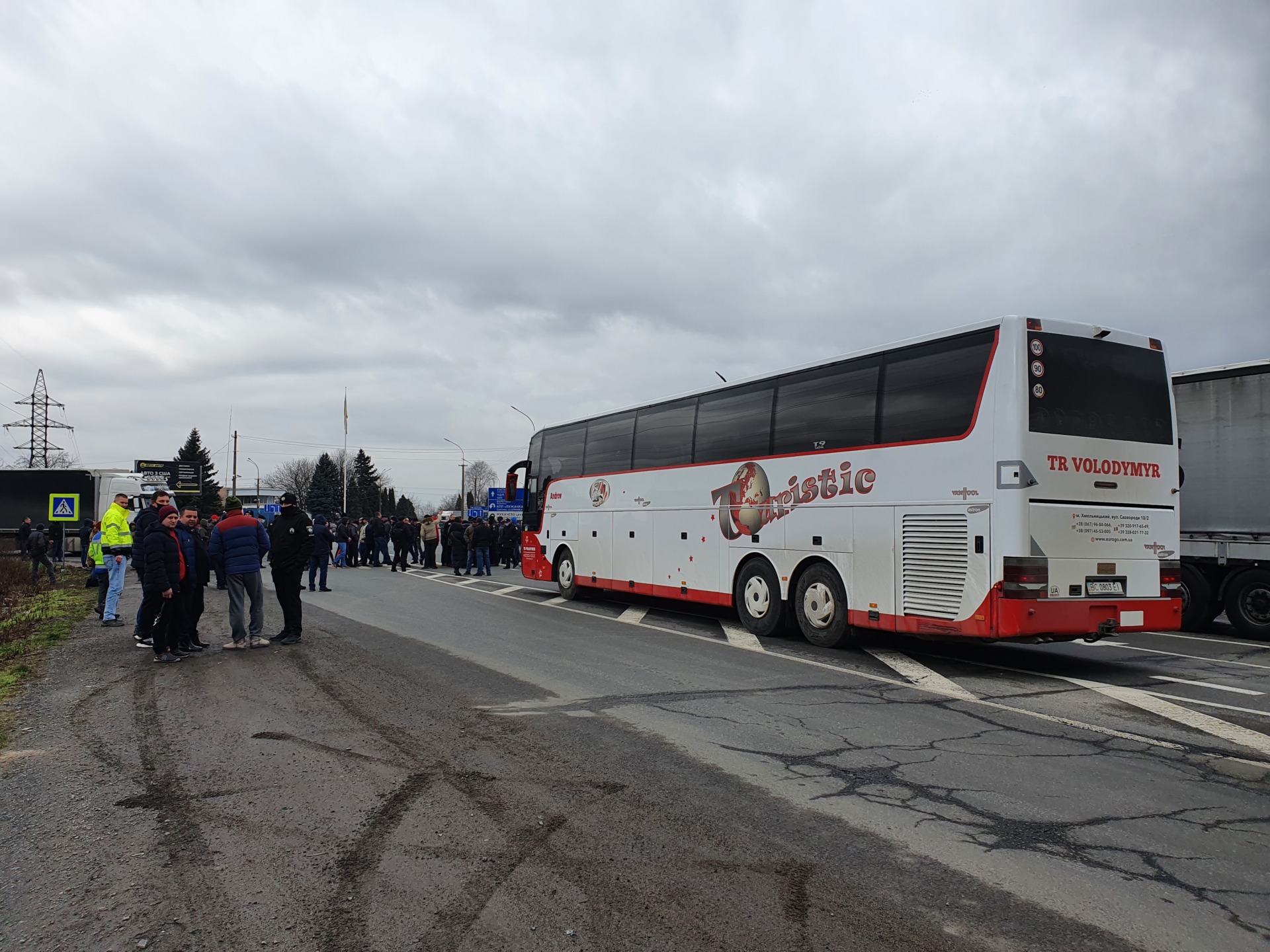 "Тарифна" блокада: у Мукачеві триває перекриття міжнародної траси - пряме включення