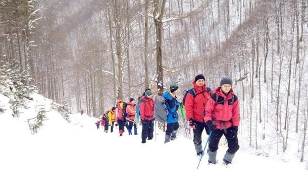 Пошуки заблукалого туриста тривають: на Закарпатті задіяно майже півсотні людей