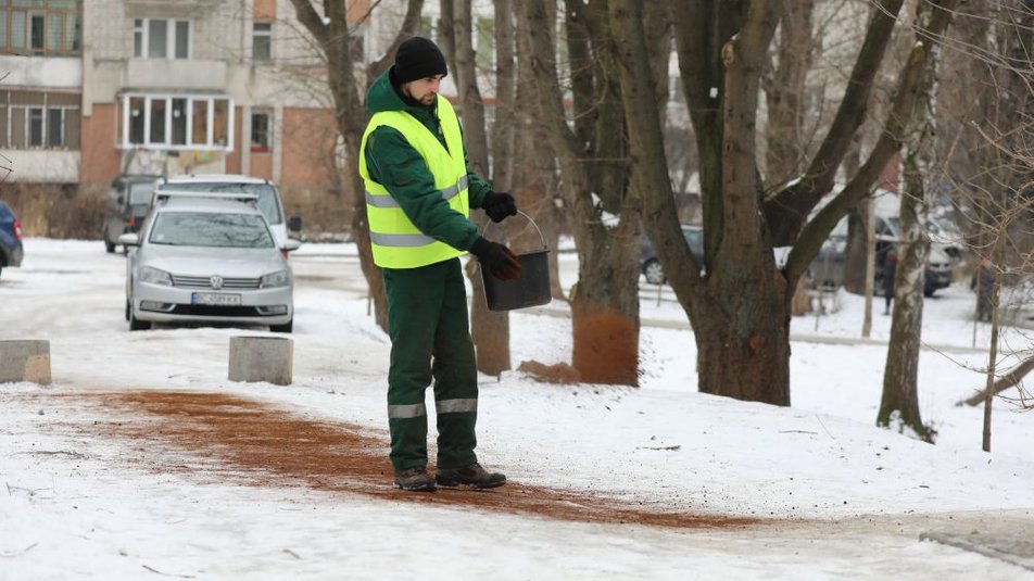 Краків бере приклад зі Львову: щоб уникнути слизьких тротуарів посипають їх кавовою гущею