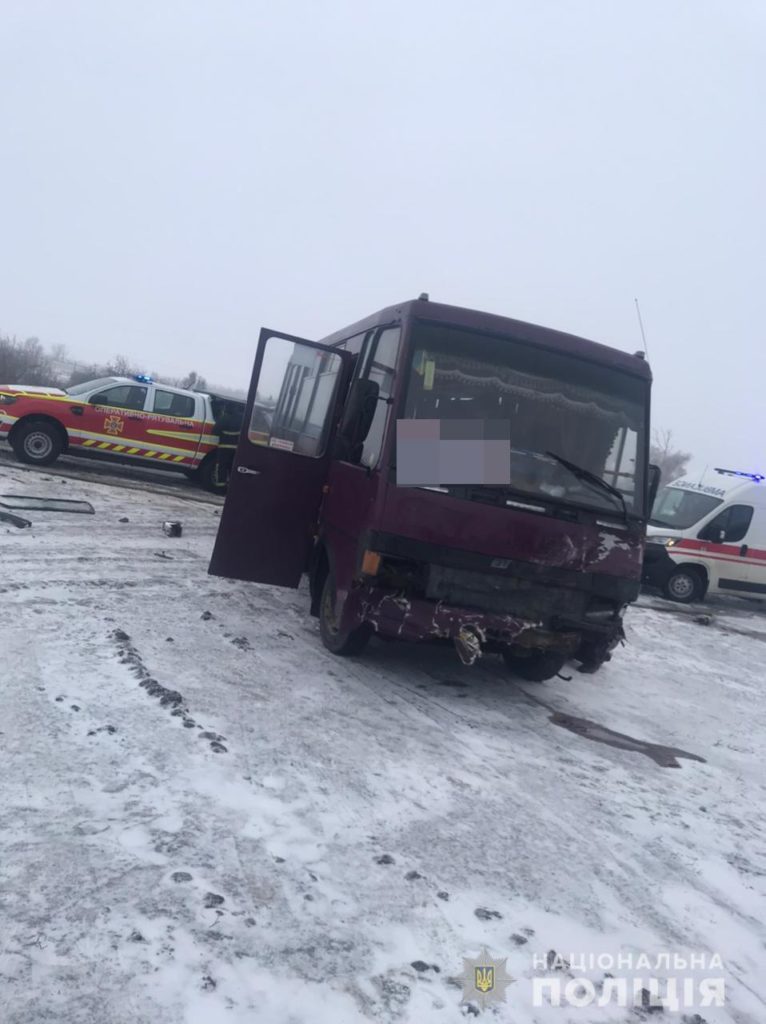 Смертельне ДТП на Харківщині: Автобус з 15 пасажирами зіткнувся із легковим автомобілем