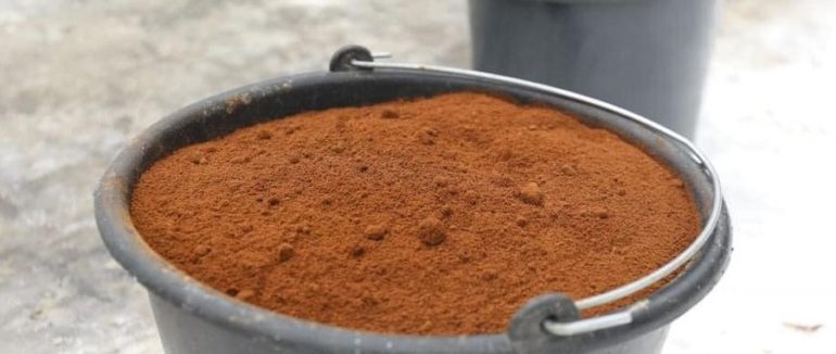 Краків бере приклад зі Львову: щоб уникнути слизьких тротуарів посипають їх кавовою гущею