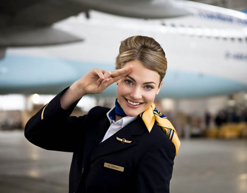 Курйоз дня: стюардеси влаштовують акробатичні флешмоби просто на бортах літаків