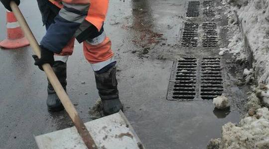 В Ужгороді ремонтують лінії вуличного освітлення та чистять зливоприймачі по місту