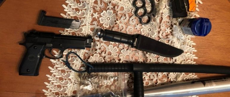 Рекет, зброя та наркотики: на Виноградівщині виявили діяльність злочинної групи