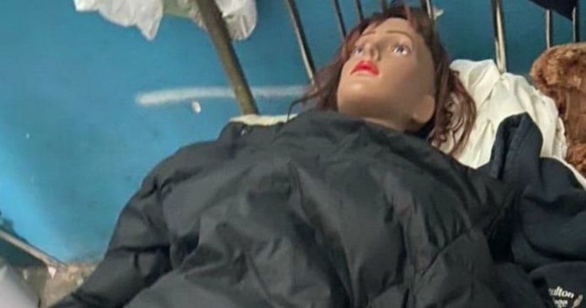 Курйоз дня: копи їхали на виклик щодо "насильницького утримання" жінки, яка виявилась манекеном