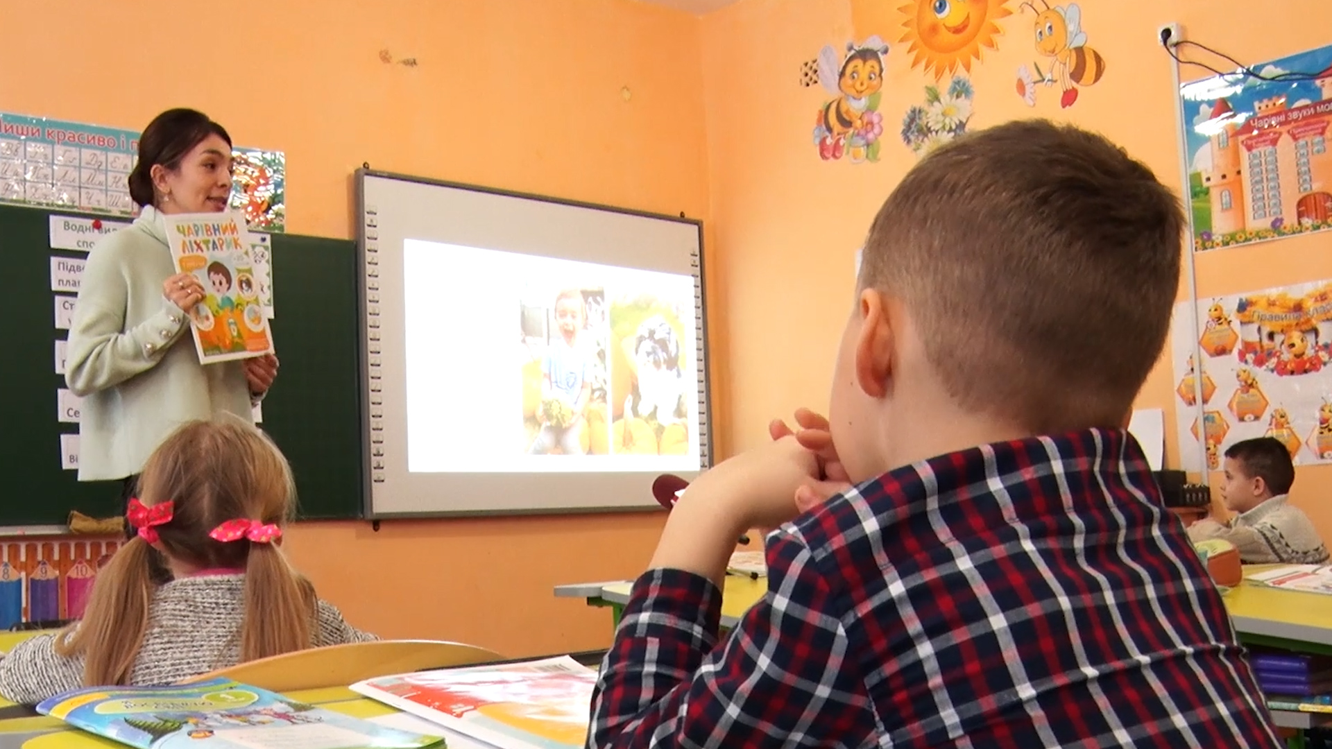 «Чарівний ліхтарик»: на Мукачівщині першокласники познайомились з редакторкою дитячого журналу