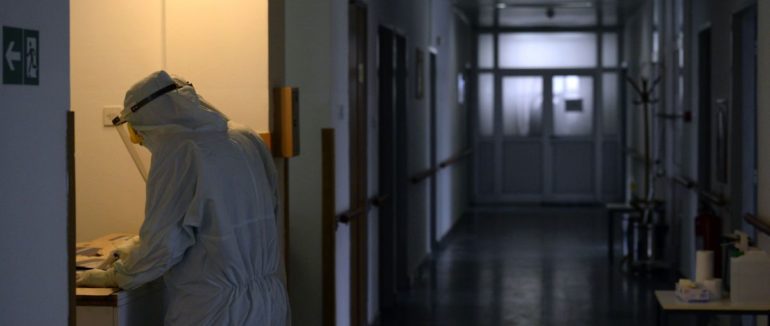 Сусідня із Закарпаттям область “палає” від COVID: місць у лікарнях немає