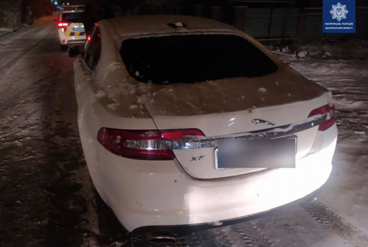 На Закарпатті п’яний водій автівки Jaguar поводився агресивно з патрульною поліцією