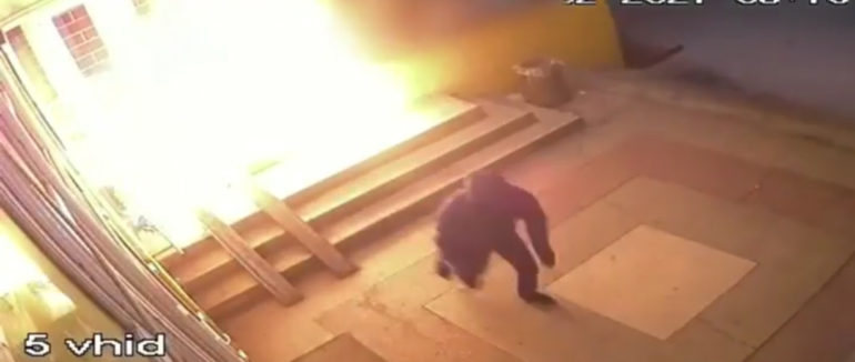 Нічний підпал на Воловеччині: камери спостереження зафіксували двох зловмисників