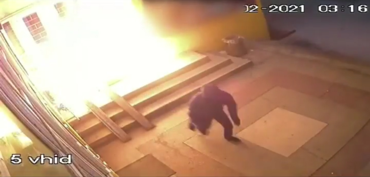 Нічний підпал на Воловеччині: камери спостереження зафіксували двох зловмисників