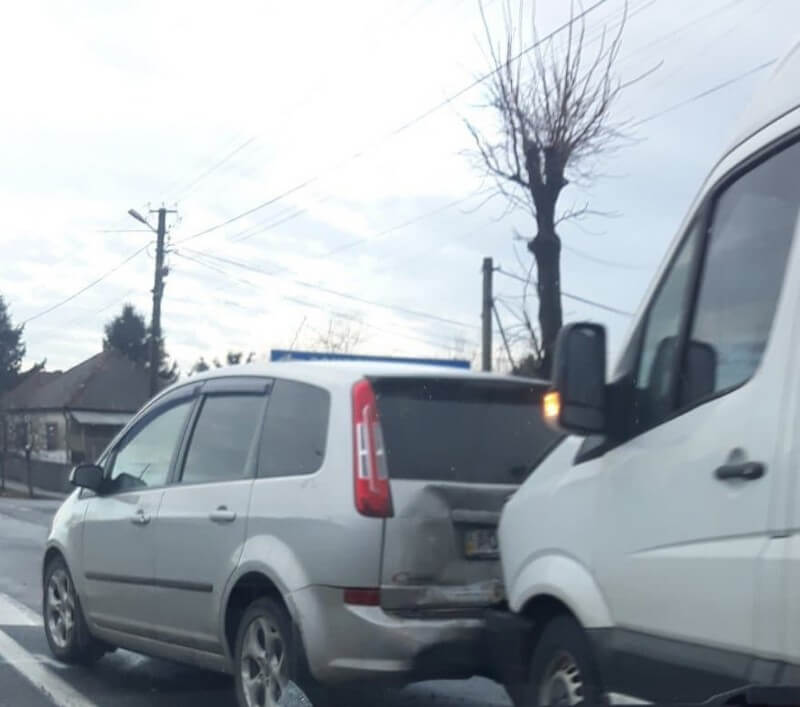 Ранкова аварія на Мукачівщині: мікроавтобус наздогнав мінівен