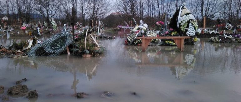 Затоплена пам’ять: міське кладовище Мукачева потерпає від негоди