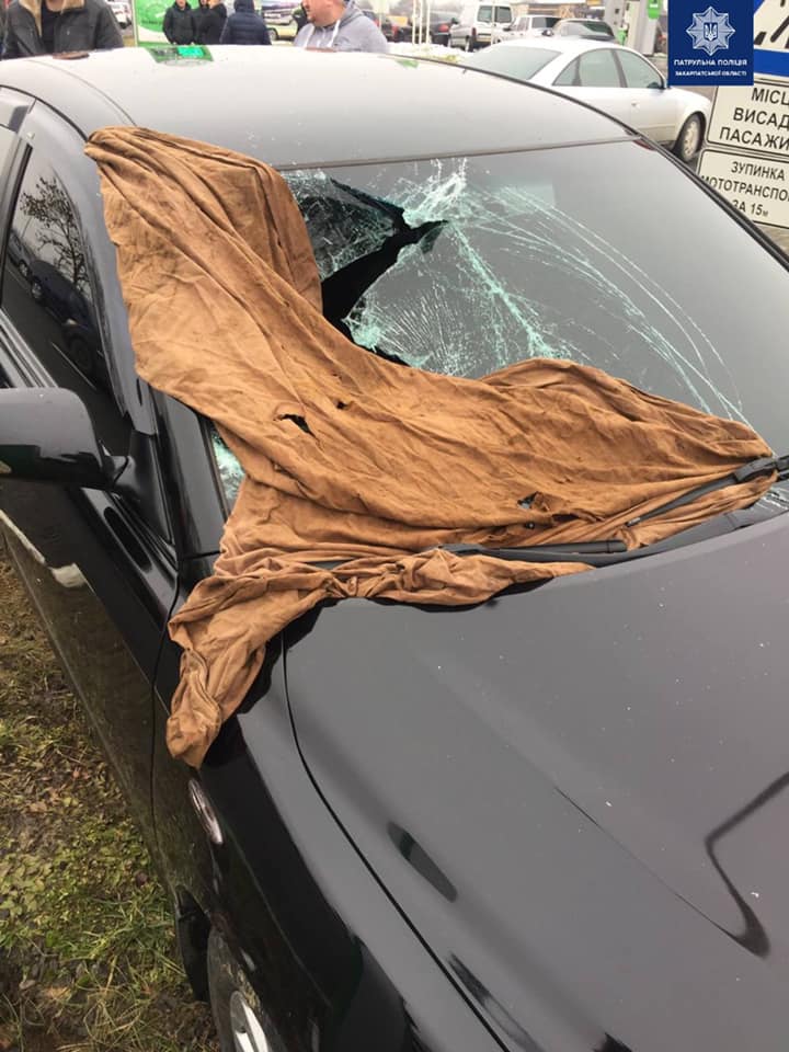 ДТП на Закарпатті: внаслідок зіткнення двох автівок постраждав пішохід