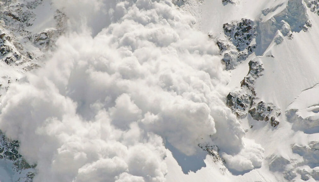 Сніголавинна небезпека ІІІ рівня: на Закарпатті оголошено штормове попередження