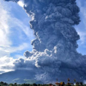 1500 метрів стовп із попелу: в Індонезії прокинувся вулкан