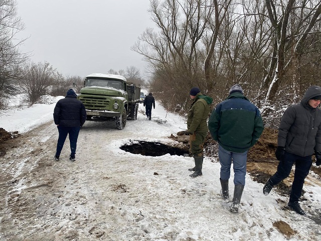 На Перечинщині через обвал дороги обмежили проїзд в село