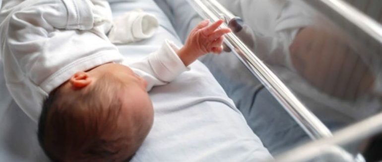 Смерть жінки під час пологів з “духовною акушеркою” у Рівному: немовля забрала рідна тітка