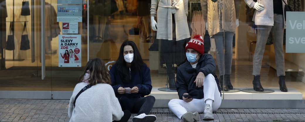 Небезпека поруч: в Чехії запровадили обов`язкове носіння двох масок одночасно
