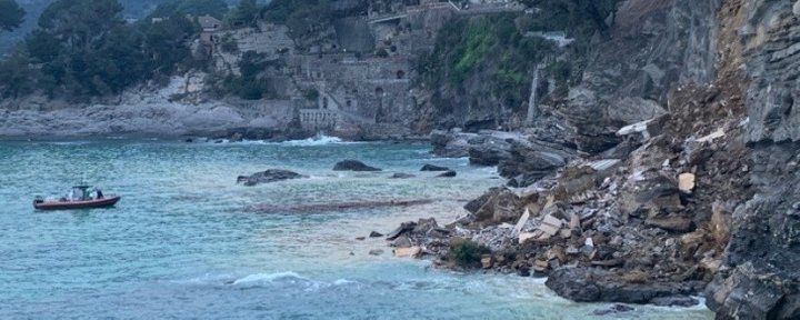 Моторошний обвал землі на кладовищі: в Італії 200 трун змило в море