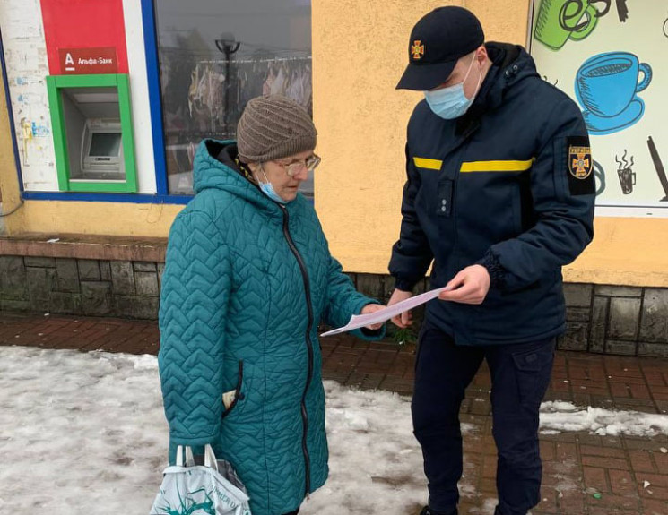 Небезпечні бурульки: жителів Чопа просять бути обачними